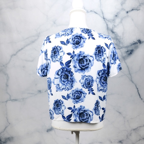 Ivory blue floral short sleeve blouse - Picture 6 of 7